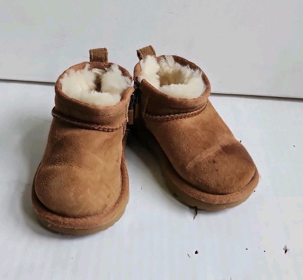 UGG Kids' Size 6 Classic Ultra Mini Ankle boots chestnut Zip Up shearling Lined